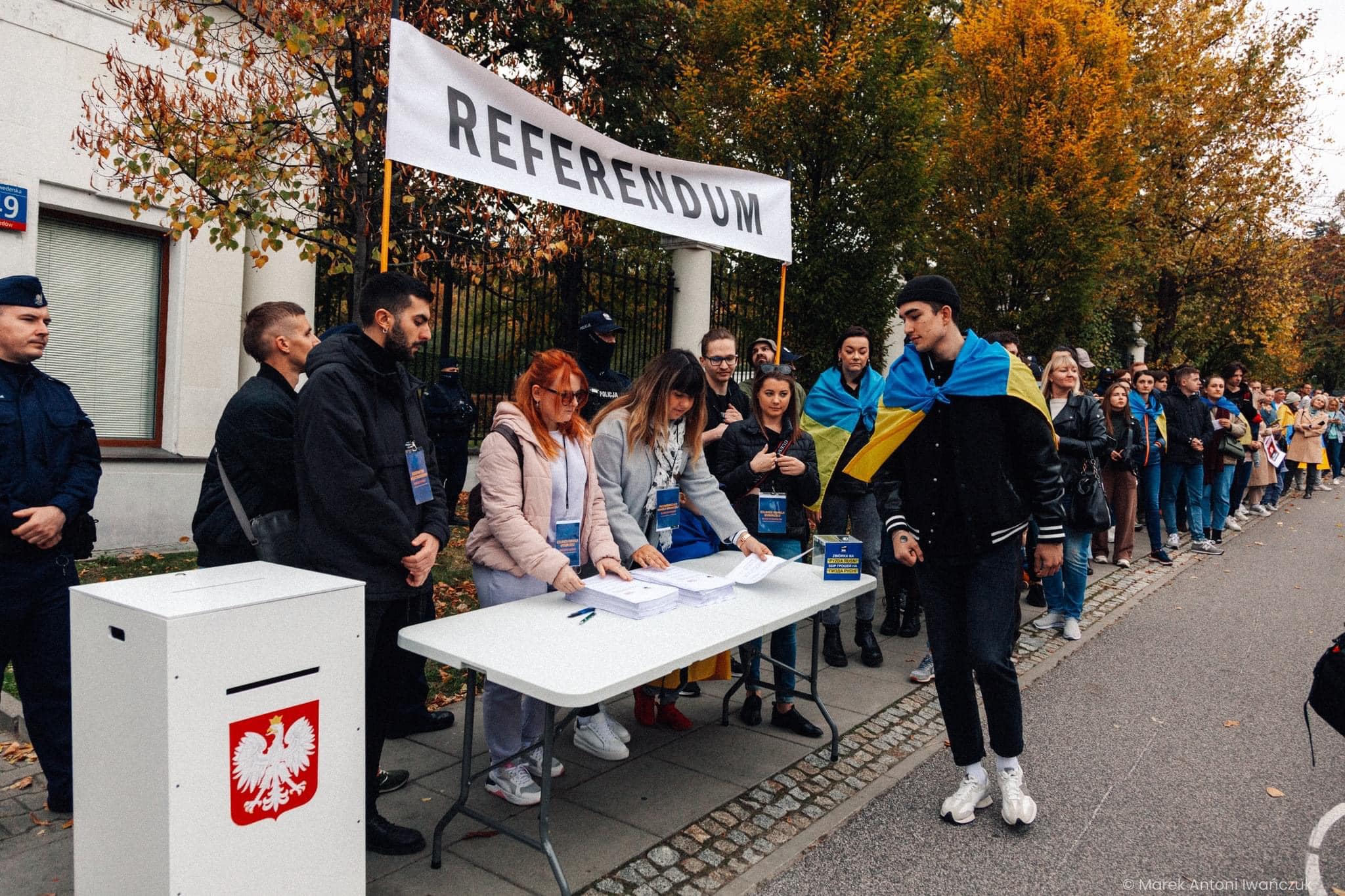 Тисячі людей у Варшаві проголосували за “анексію російського посольства”