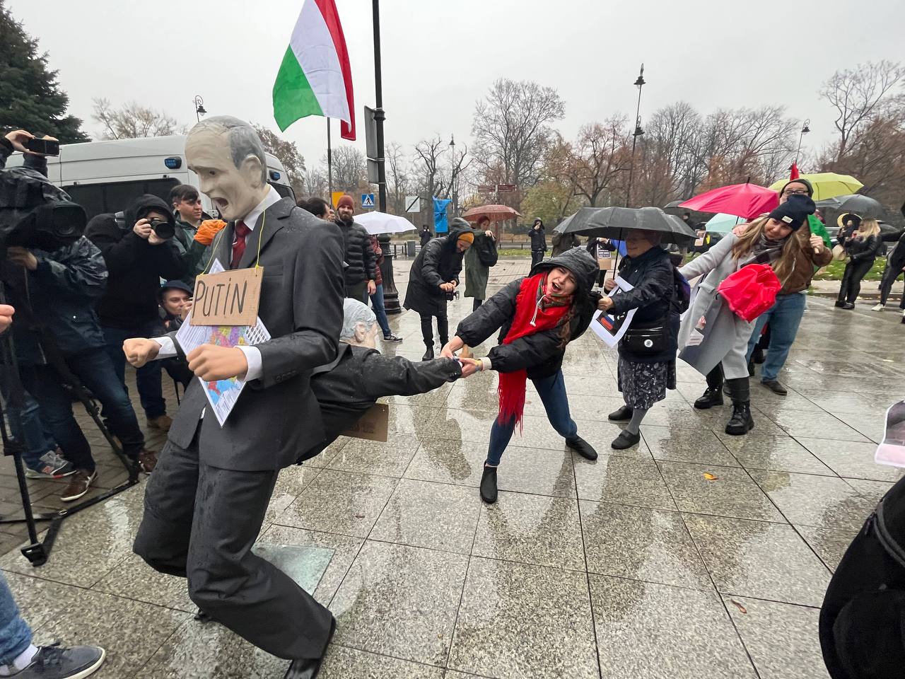 У Варшаві активісти влаштували перфоманс під стінами посольства Угорщини