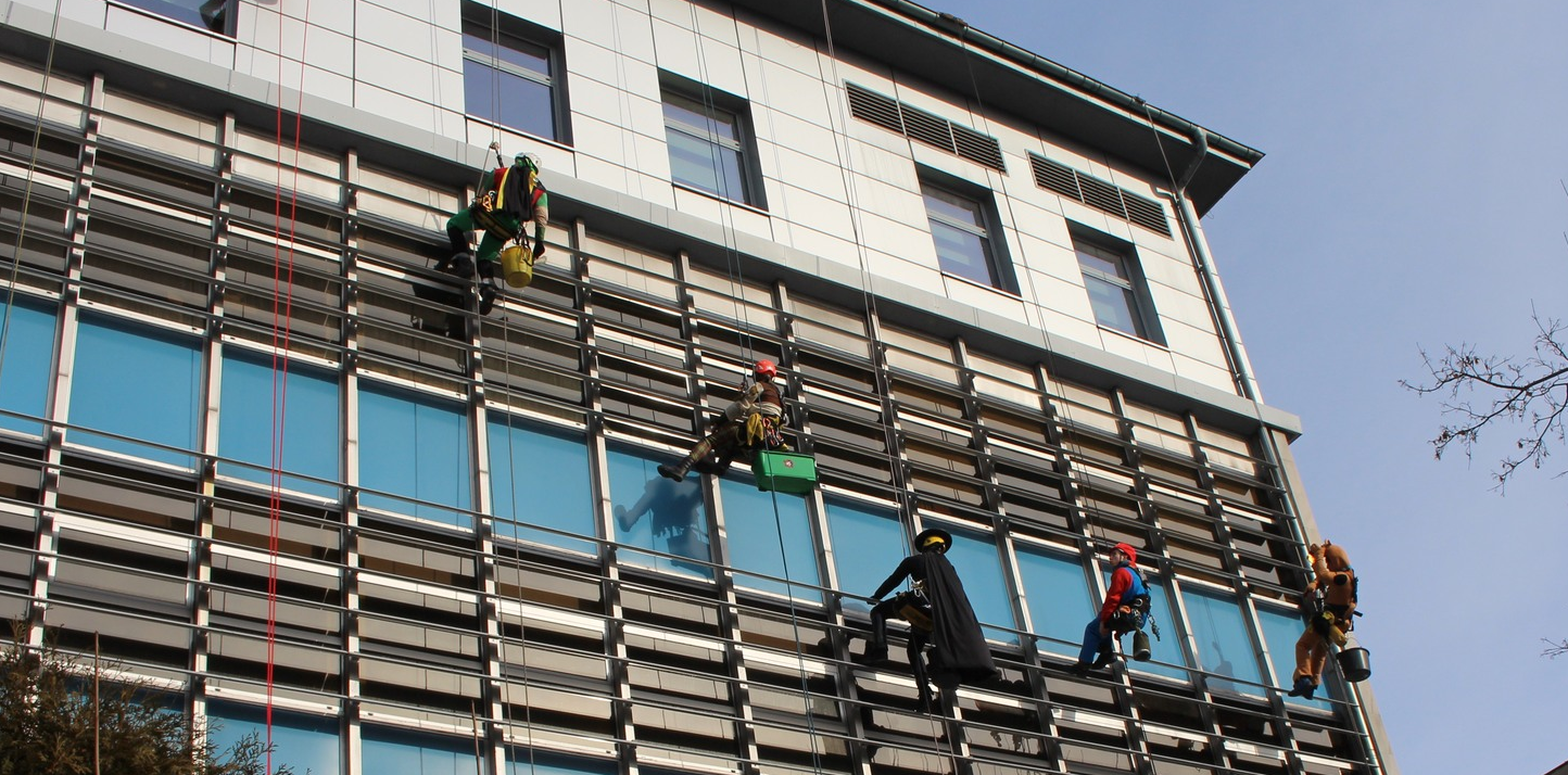 Cупермен, Бетмен та єдинорог миють вікна дитячих лікарень у Польщі. Це – акція “Альпіністи для WOŚP”