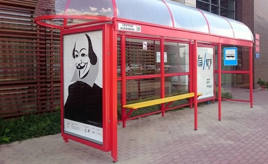 У Варшаві є зупинка, на яку ніколи не приїжджають автобуси. Навіщо її встановили?