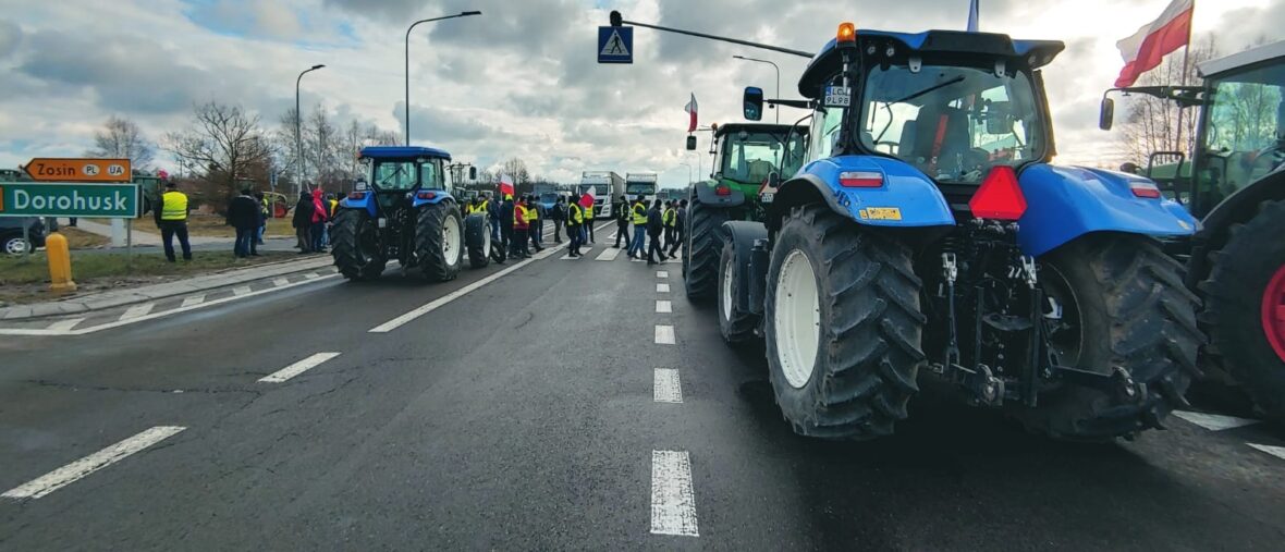 У Польщі знову протестують аграрії. Поліція стримує протестувальників від блокування залізничної колії