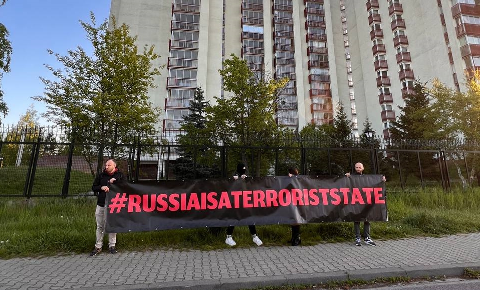 Ранок 9 травня російські дипломати у Варшаві зустріли зі звуками сирен та обстрілів