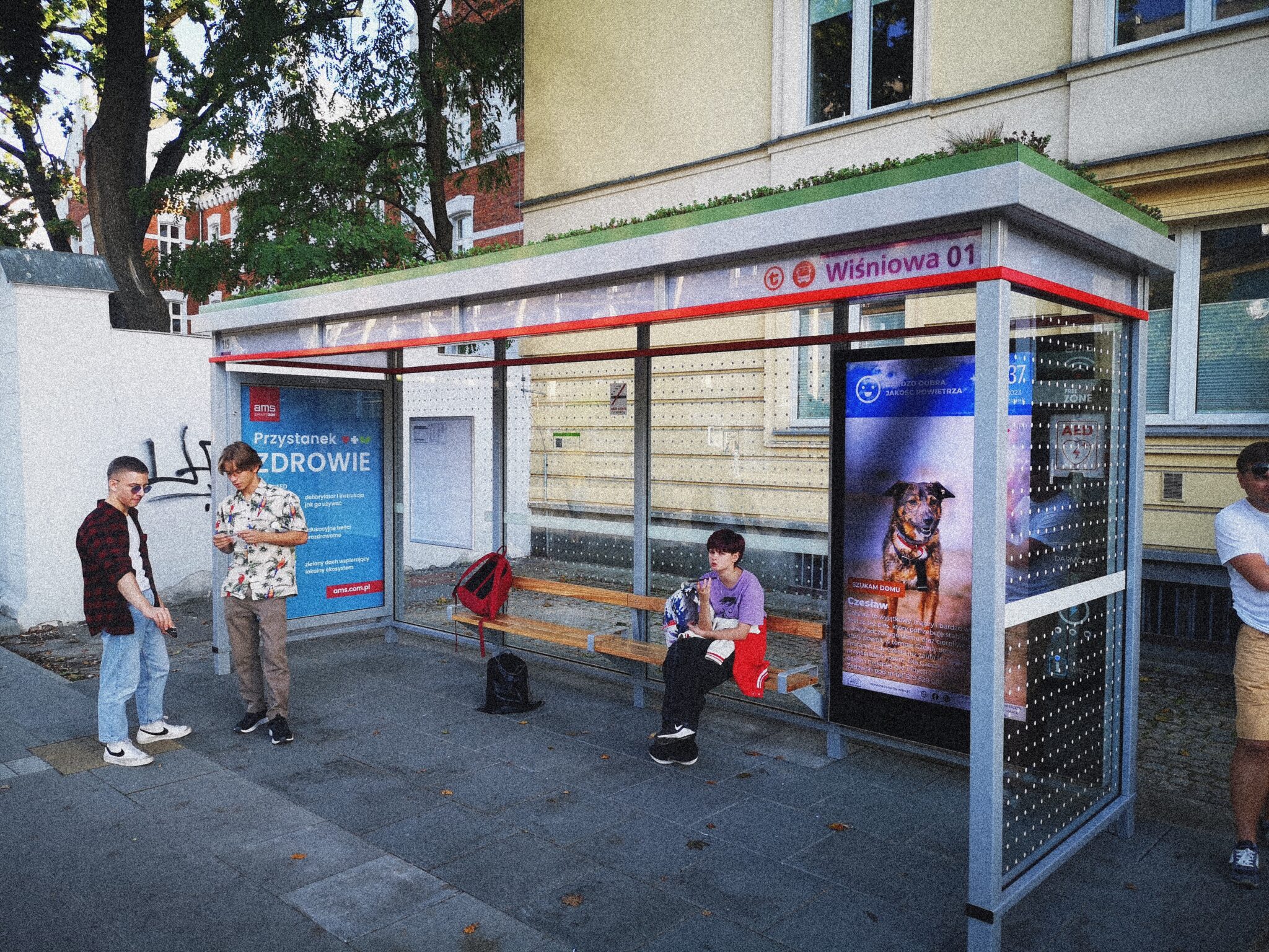 Автобусну зупинку у Варшаві обладнали автоматичним дефібрилятором