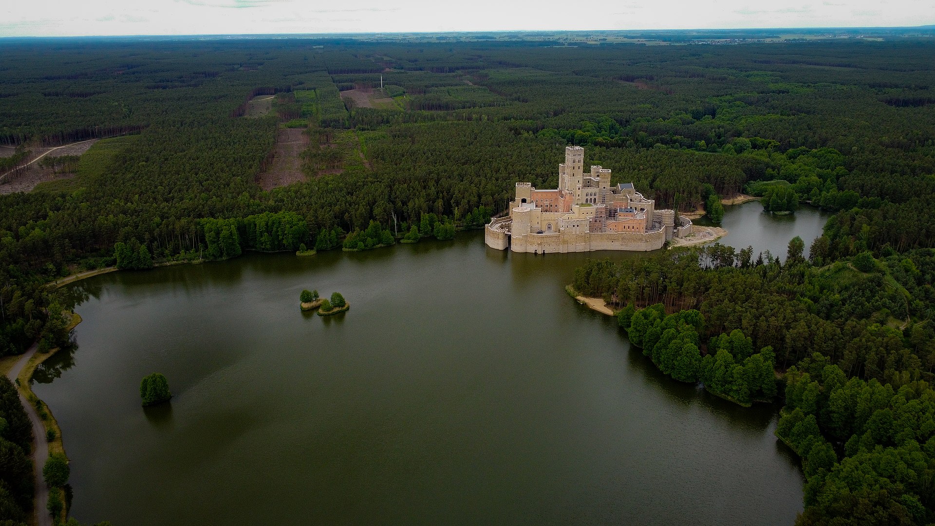 У Польщі збудували “середньовічний” замок. Попри суперечки навколо будівництва, туристів запрошують на перші екскурсії 
