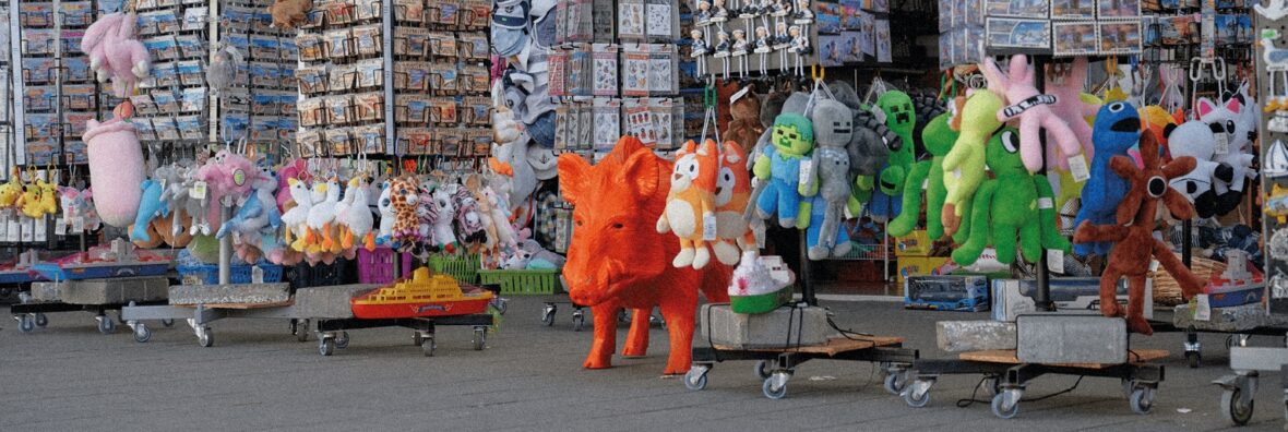 Фігури помаранчевих кабанів на вулицях Гдині. Звідки вони взялися і що означають?