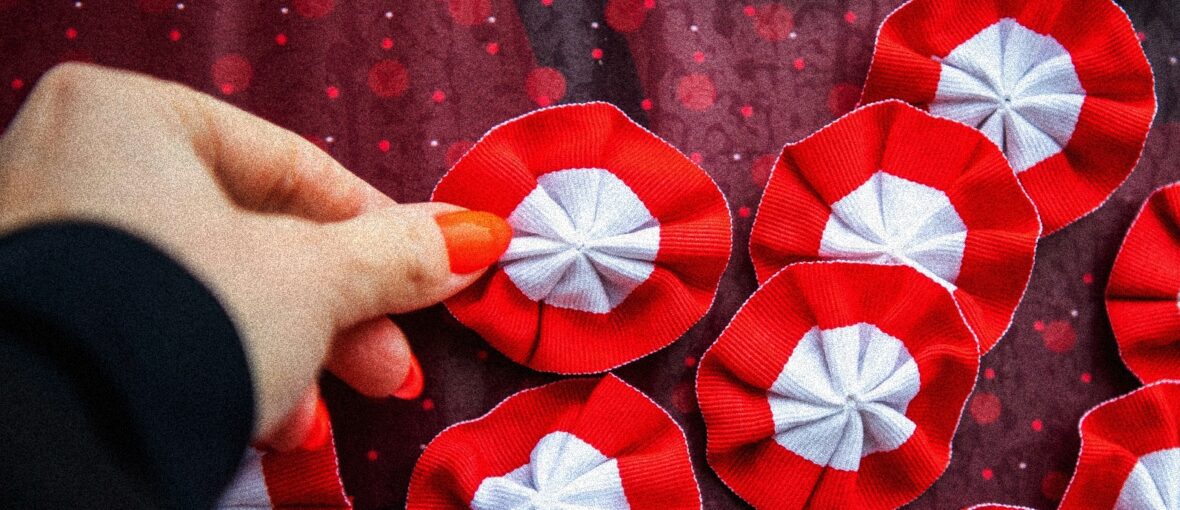 Кокарда у національних барвах Польщі – символ незалежності: з нагоди свята у Варшаві роздаватимуть біло-червоні прикраси