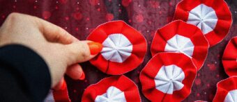 Кокарда у національних барвах Польщі – символ незалежності: з нагоди свята у Варшаві роздаватимуть біло-червоні прикраси