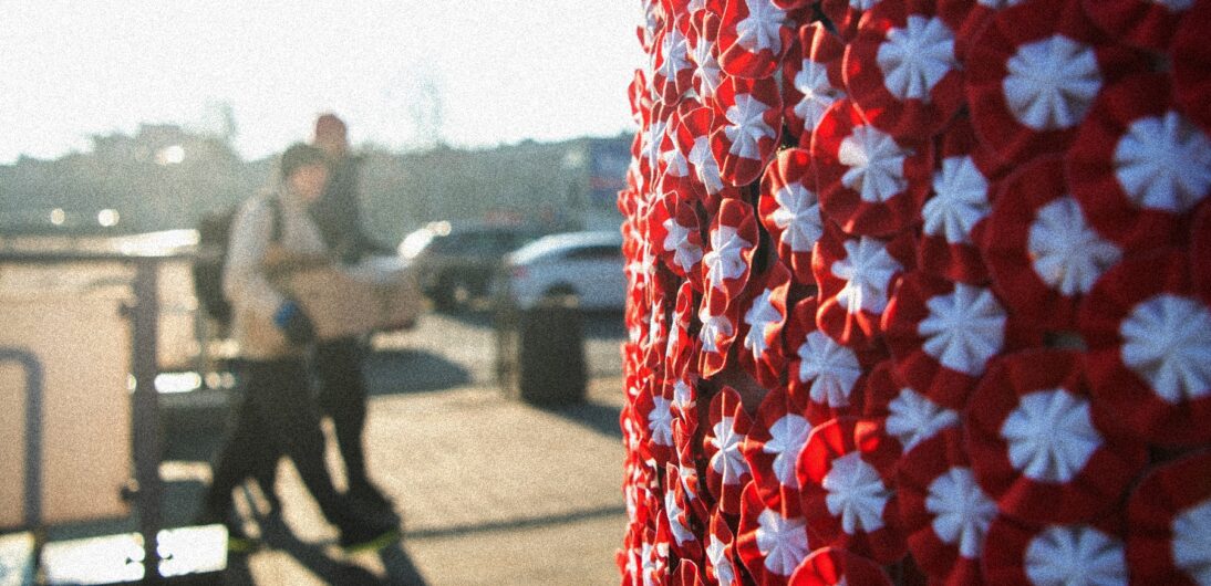 Кокарда у національних барвах Польщі – ще один символ незалежності. З нагоди свята у Варшаві роздаватимуть біло-червоні прикраси