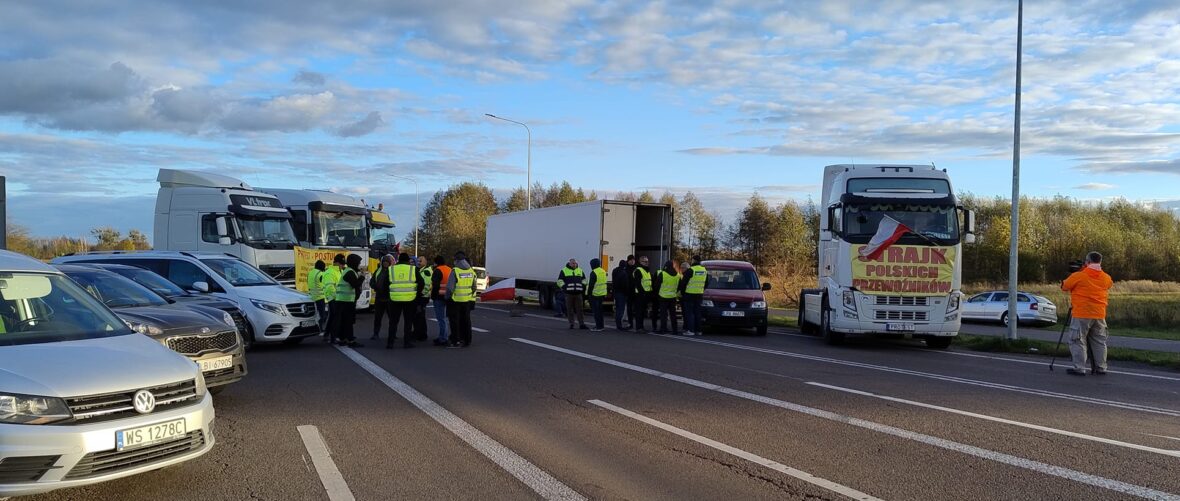 Польські перевізники розпочали страйк на українсько-польському кордоні. Рух вантажівок через кордон ускладнено