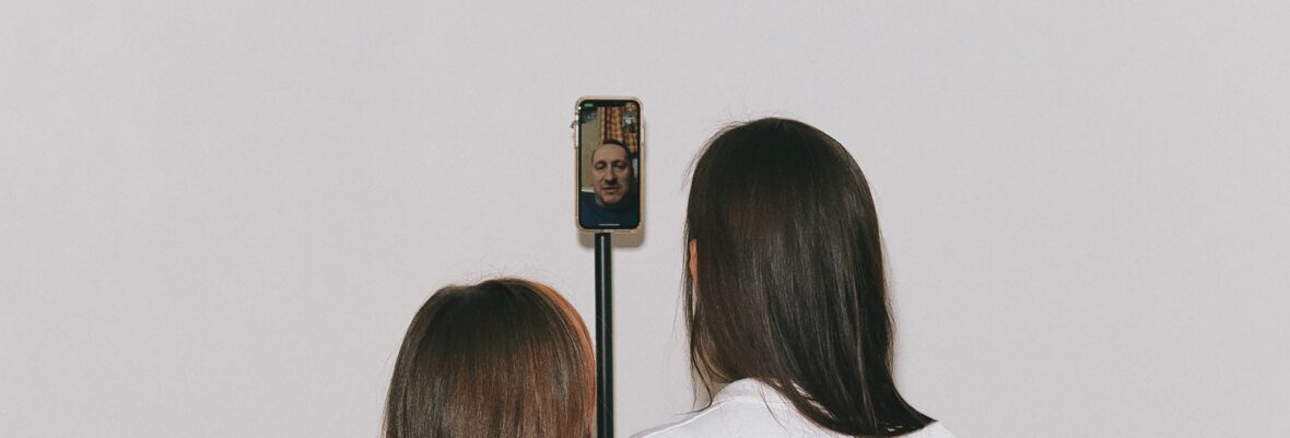 У Варшаві запрошують на відкриття фотовиставки “Тато в телефоні”, присвяченої темі розділених війною українських сімей