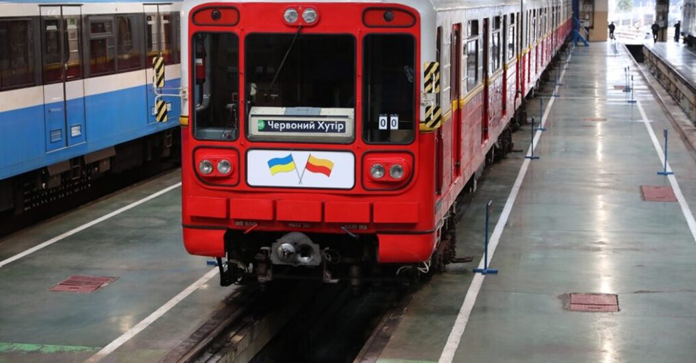 Вагони метро з Варшави вже курсують “зеленою” гілкою київського метрополітену