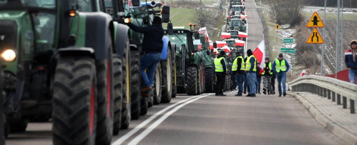Польські фермери 18 лютого повністю заблокували рух через пункт пропуску “Ягодин – Дорогуськ”. Не пропускали також швидкопсувні, небезпечні чи гуманітарні вантажі