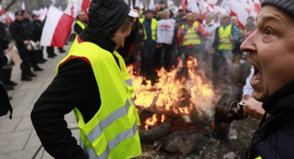 У Варшаві триває протест фермерів. Дійшло до сутичок з поліцією. Є поранені та затримані