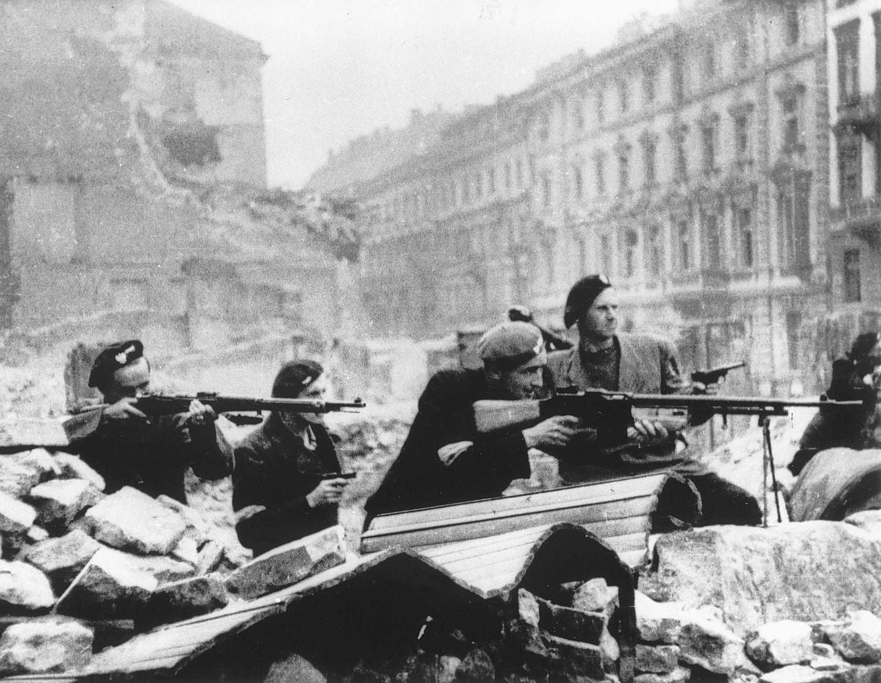 Warsaw_Uprising_by_Tomaszewski_-_Mazowiecka_1