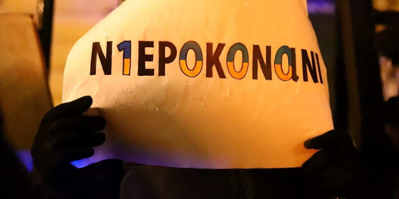 «Чорний сніг» у Варшаві – активісти влаштували перфоманс до 1000 дня повномасштабного вторгненн Росії в Україну