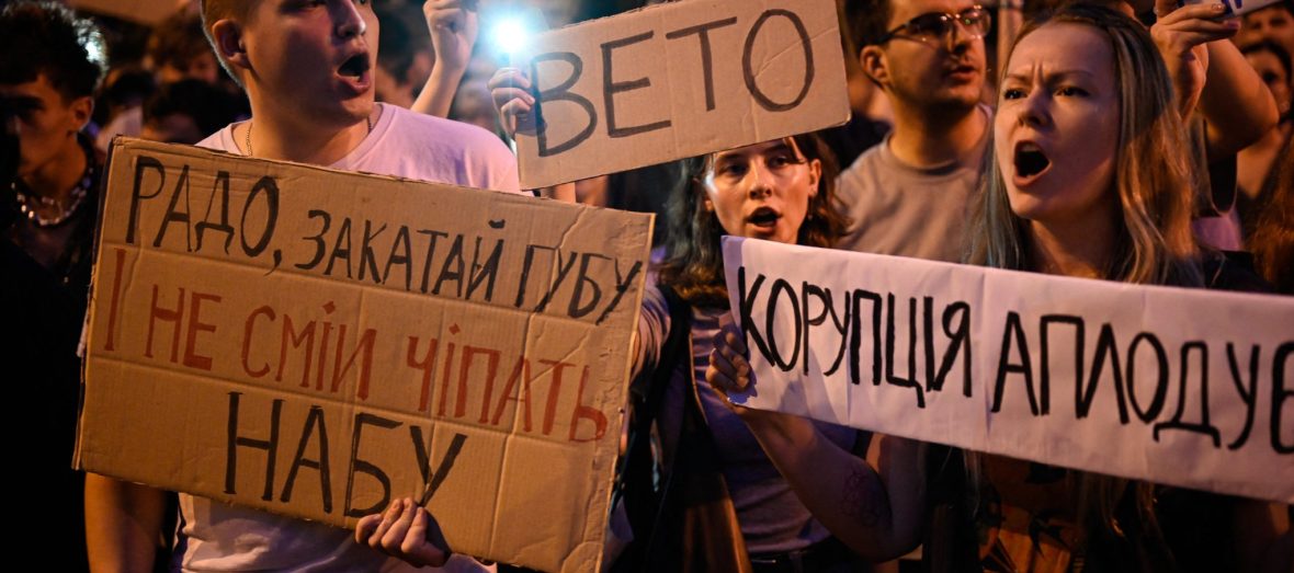«Вето на закон 12414»: українці у Варшаві вийдуть на акцію солідарності з учасниками протестів в Україні