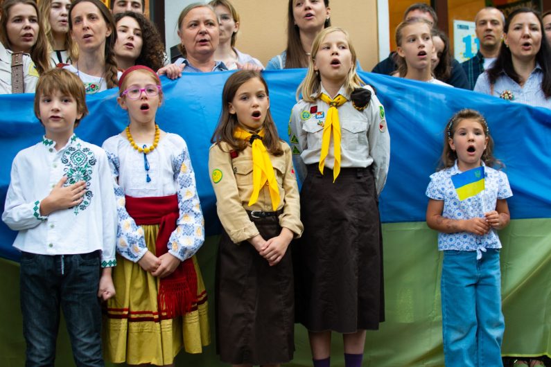 «Потрібно, щоб люди бачили, що нам не байдужа доля нашої країни»: українці у Варшаві у День незалежності заспівали разом гімн