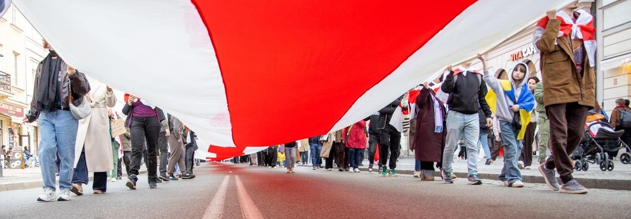У Варшаві білоруси вийшли на марш до Дня Волі 