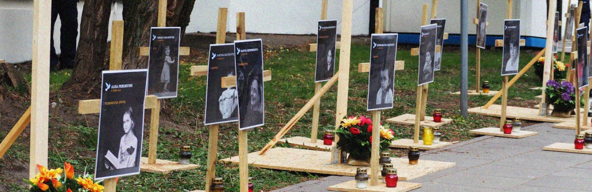 Перед посольством Росії у Польщі встановили символічне кладовище в пам’ять про вбитих українських дітей 