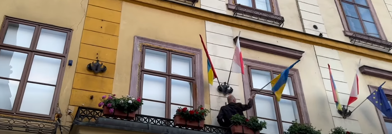 Суд зобов’язав прокуратуру Цєшина розпочати слідство в справі зняття з будинку мерії міста українських прапорів