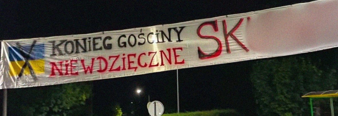У польському селі з’явився антиукраїнський банер: поліція затримала двох підозрюваних