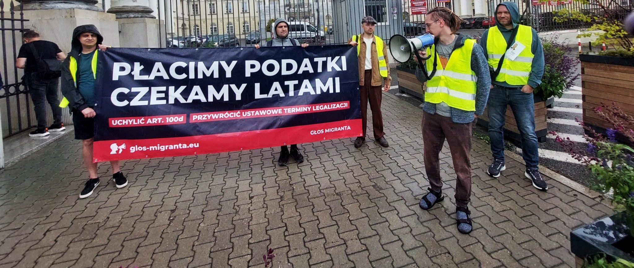 «Де моя карта?» У Варшаві іноземці протестували проти тривалого очікування на легалізацію перебування 